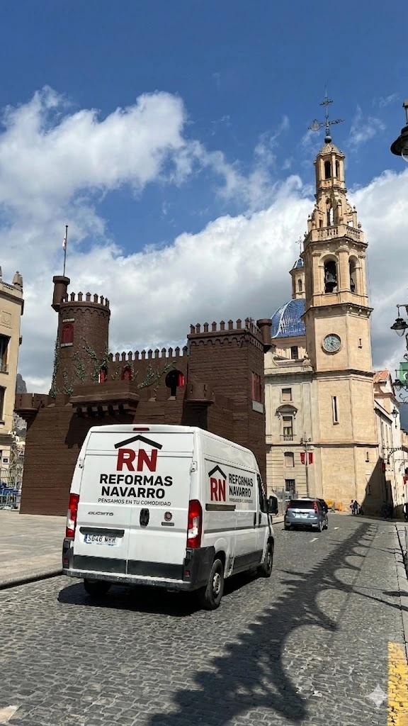 Furgoneta de Reformas Navarro en la Plaza de España de Alcoi